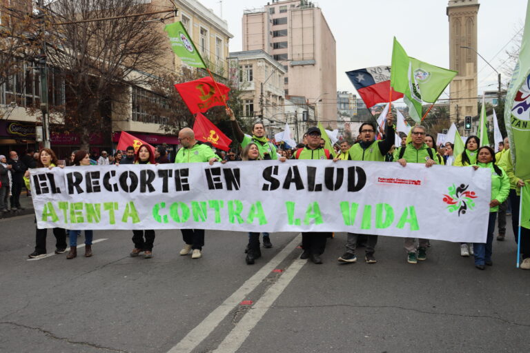 EDITORIAL : Cuando se debilita la salud pública, quienes esperan son las personas